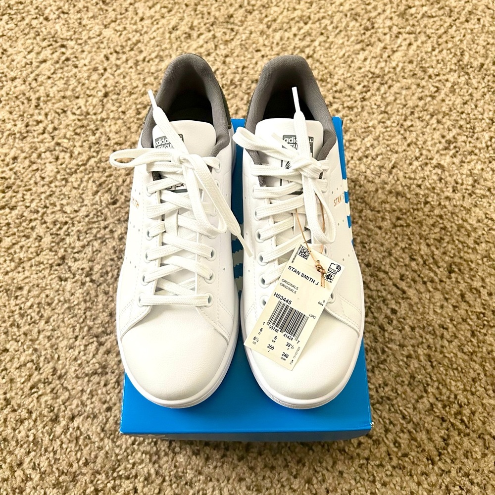 BRAND NEW Adidas STAN SMITH SHOES - Youth size 6.5 - SOLD OUT ON WEBSITE ❤️❤️❤️